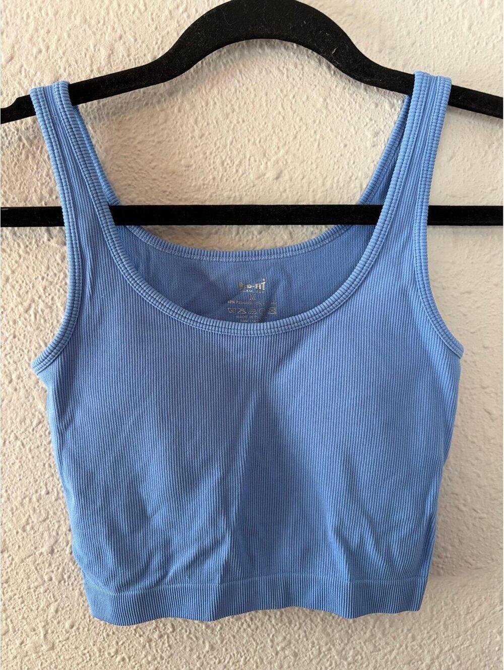 Pro Fit Seamless blue cropped tank size M. Removable pads